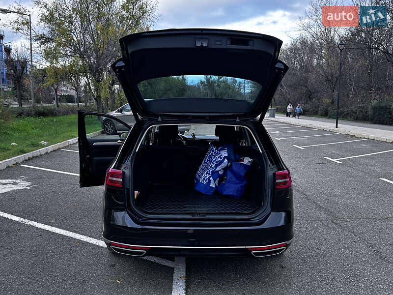 Универсал Volkswagen Passat 2019 в Киеве