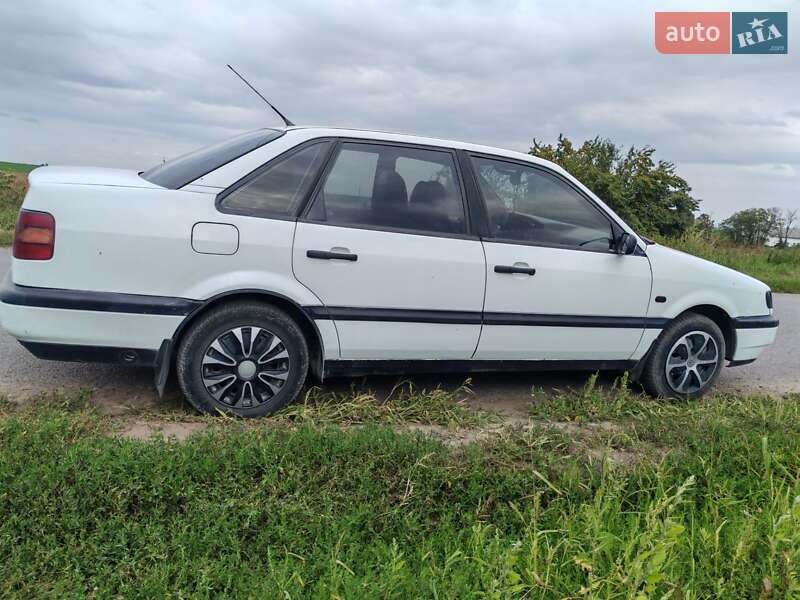 Седан Volkswagen Passat 1994 в Волочиске