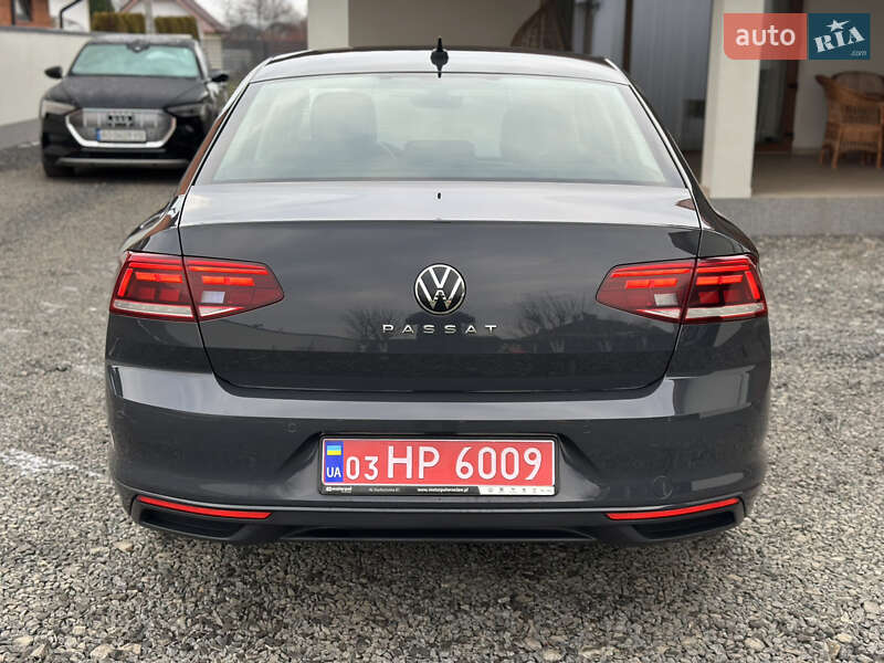 Седан Volkswagen Passat 2020 в Ужгороді