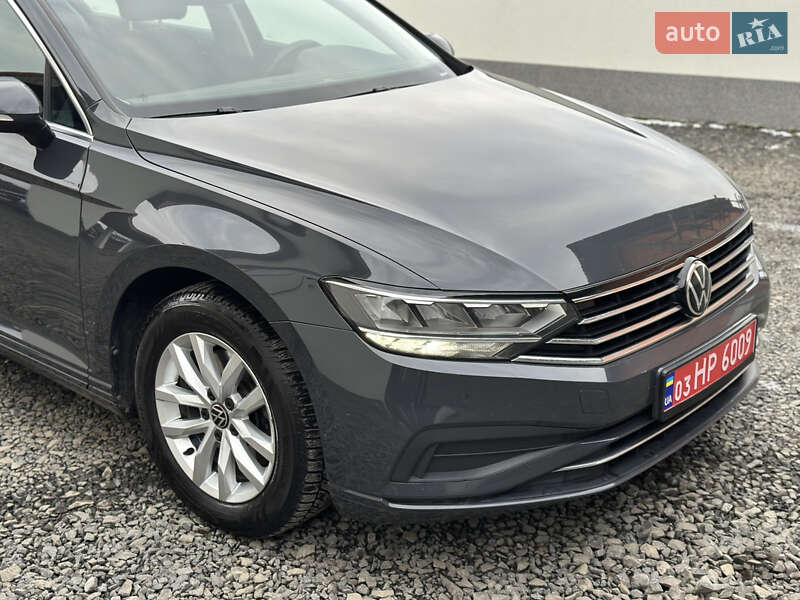 Седан Volkswagen Passat 2020 в Ужгороді
