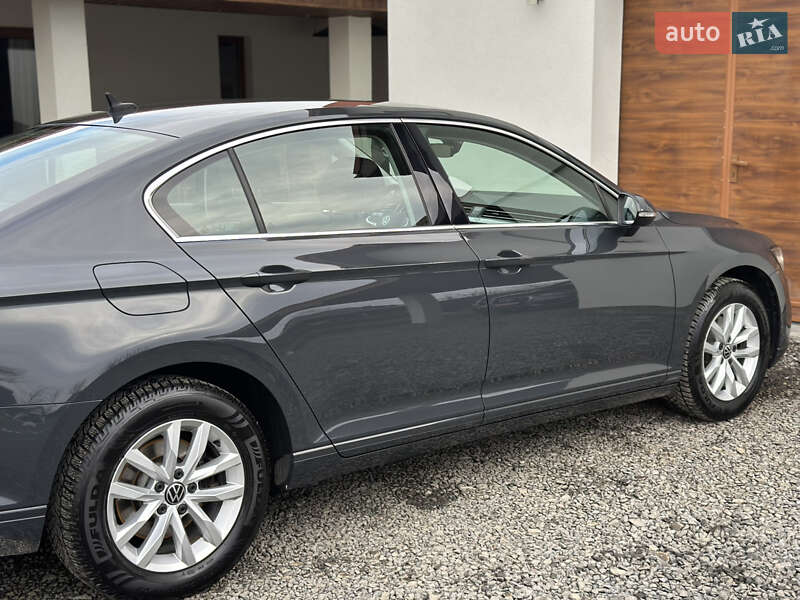 Седан Volkswagen Passat 2020 в Ужгороді