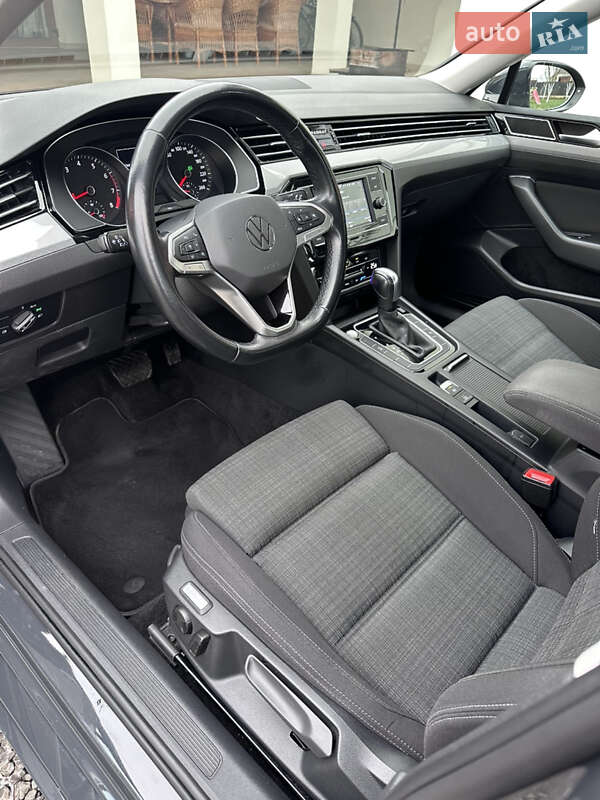 Седан Volkswagen Passat 2020 в Ужгороді