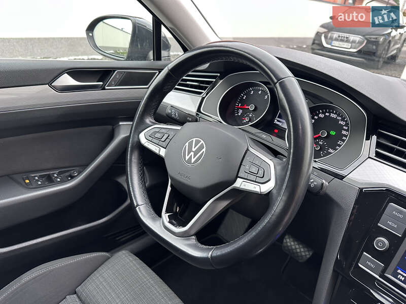 Седан Volkswagen Passat 2020 в Ужгороді
