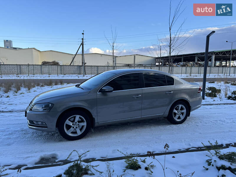 Седан Volkswagen Passat 2012 в Львове