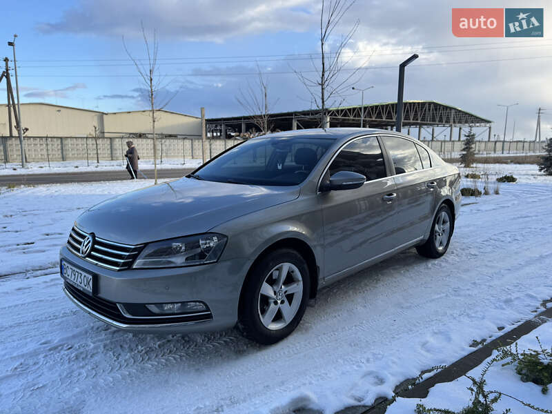Седан Volkswagen Passat 2012 в Львове