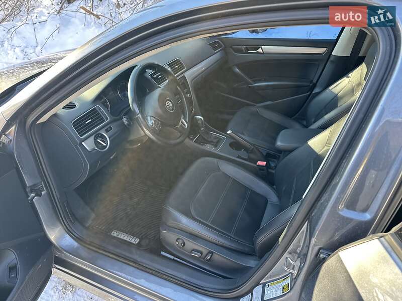 Седан Volkswagen Passat 2014 в Ромнах