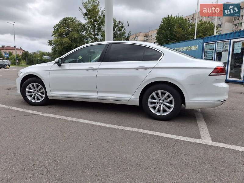 Седан Volkswagen Passat 2018 в Львове