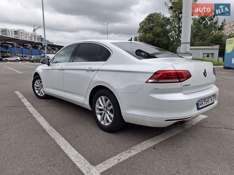 Седан Volkswagen Passat 2018 в Львове