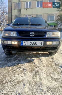 Седан Volkswagen Passat 1995 в Надворной