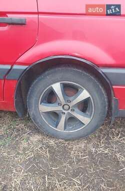 Седан Volkswagen Passat 1988 в Гадяче