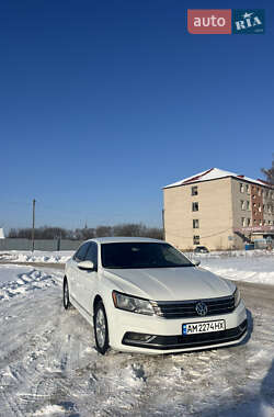 Седан Volkswagen Passat 2016 в Житомире