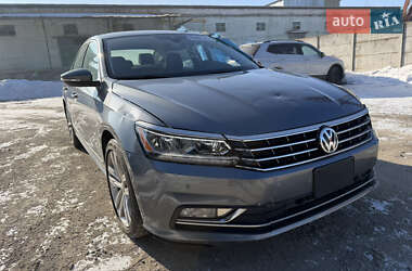 Седан Volkswagen Passat 2018 в Ровно