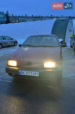 Седан Volkswagen Passat 1990 в Ровно