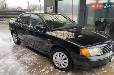 Седан Volkswagen Passat 1997 в Береговому