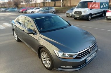 Седан Volkswagen Passat 2015 в Києві