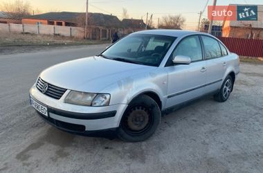 Седан Volkswagen Passat 1998 в Ромнах