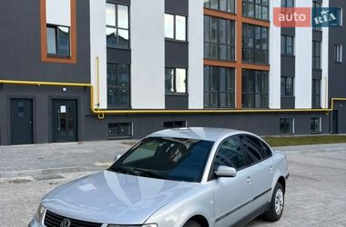 Седан Volkswagen Passat 2000 в Сокале