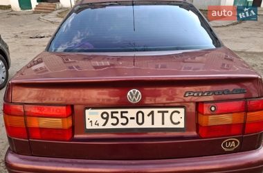 Седан Volkswagen Passat 1995 в Мостиске