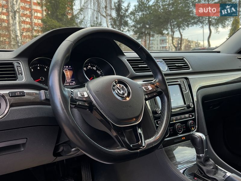 Седан Volkswagen Passat 2016 в Львове