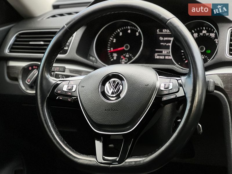 Седан Volkswagen Passat 2016 в Львове