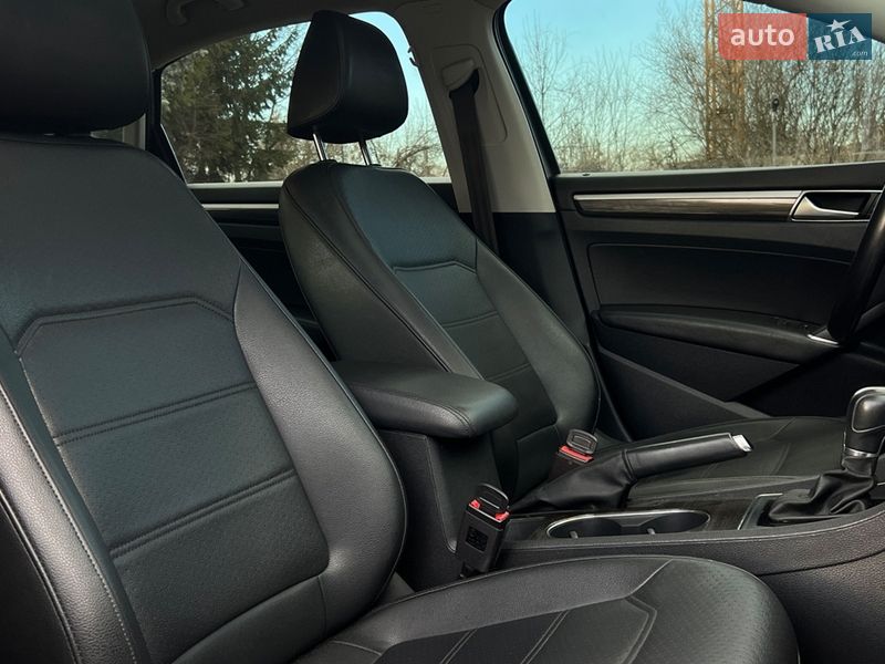 Седан Volkswagen Passat 2016 в Львове
