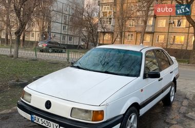 Седан Volkswagen Passat 1988 в Чугуєві