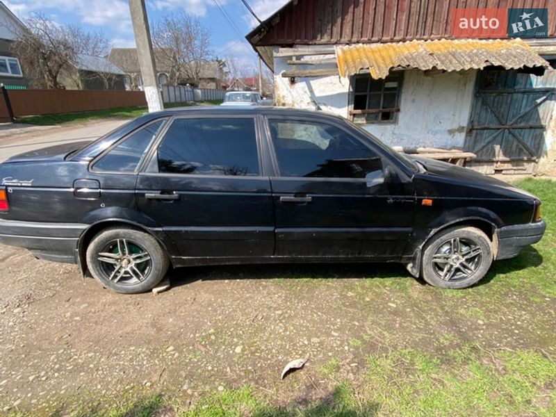 Седан Volkswagen Passat 1992 в Новоселице