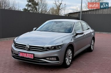 Седан Volkswagen Passat 2020 в Сарнах