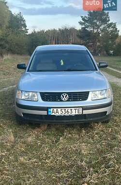 Седан Volkswagen Passat 1996 в Гостомеле