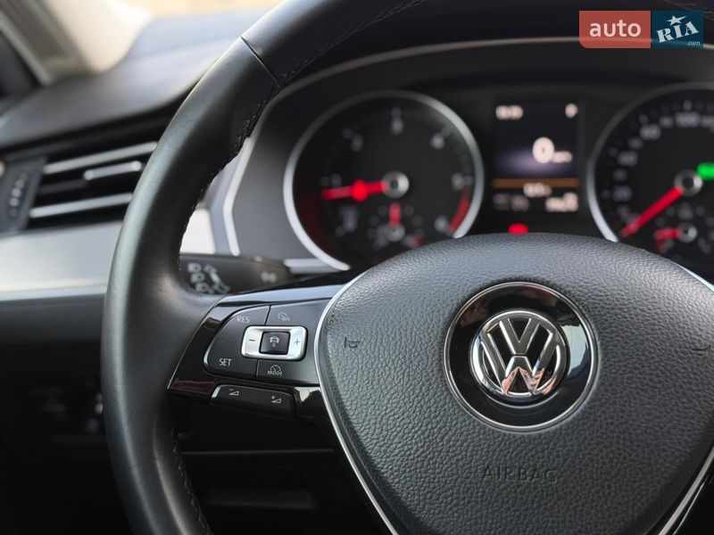 Седан Volkswagen Passat 2016 в Калуші
