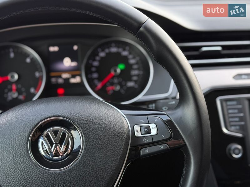 Седан Volkswagen Passat 2016 в Калуші