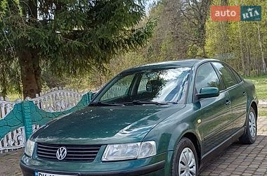 Седан Volkswagen Passat 1999 в Дубровиці