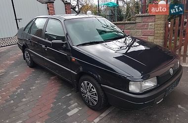 Седан Volkswagen Passat 1993 в Остроге