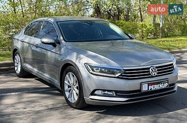 Седан Volkswagen Passat 2017 в Киеве