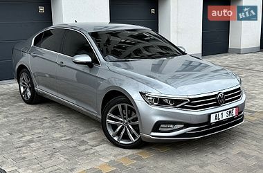 Седан Volkswagen Passat 2021 в Ужгороді