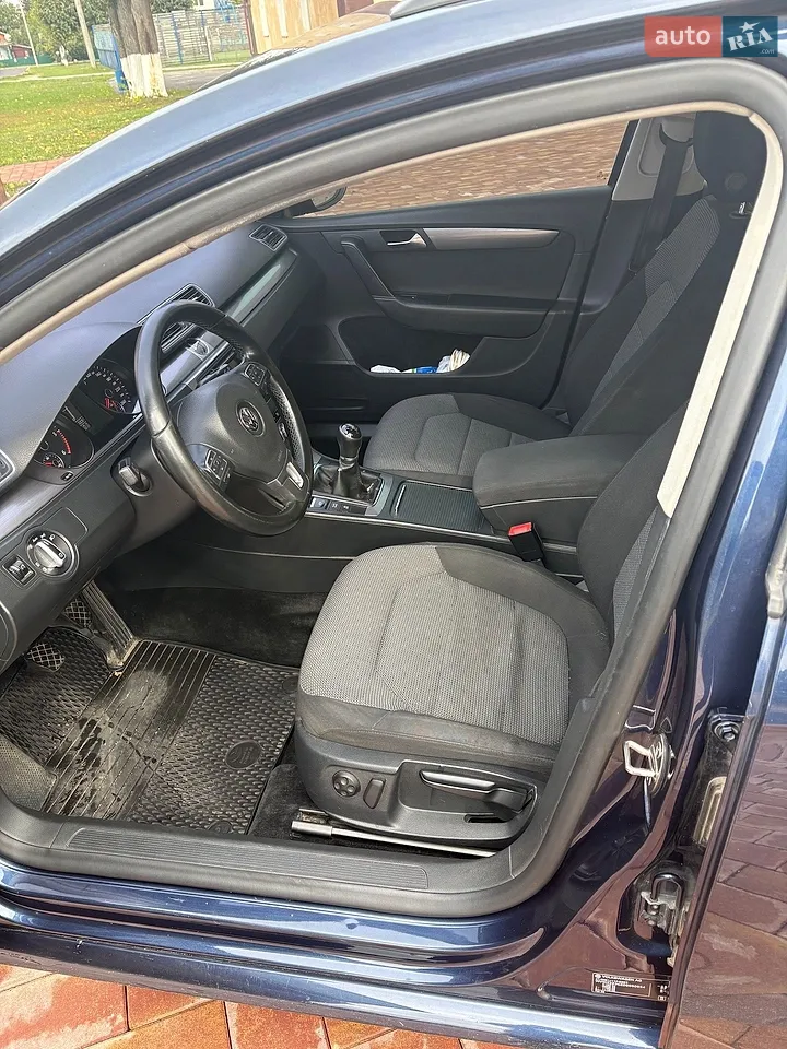 Volkswagen Passat 2012 photo 2