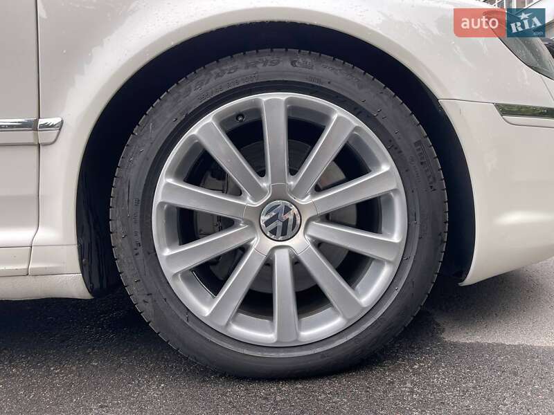Седан Volkswagen Phaeton 2011 в Кременчуці