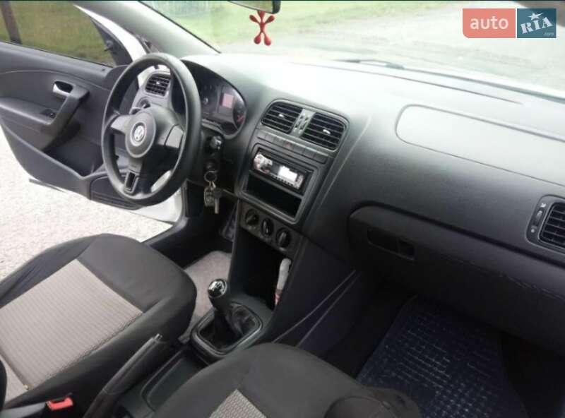 Седан Volkswagen Polo 2013 в Старій Вижівці