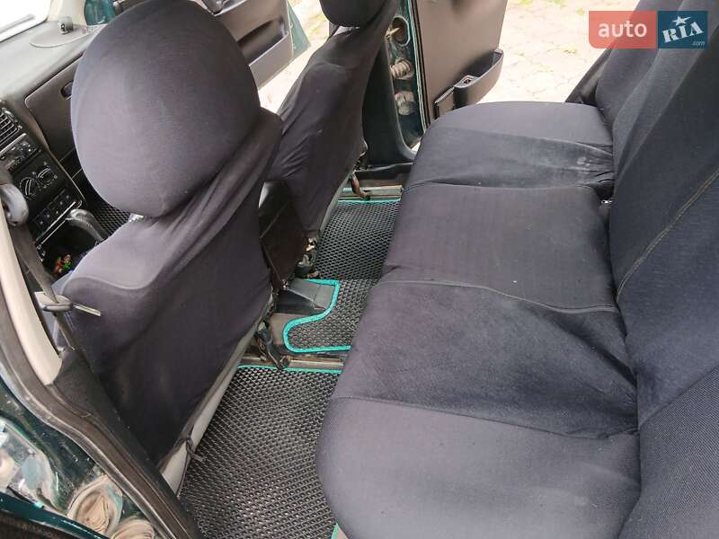 Седан Volkswagen Polo 1996 в Чернівцях