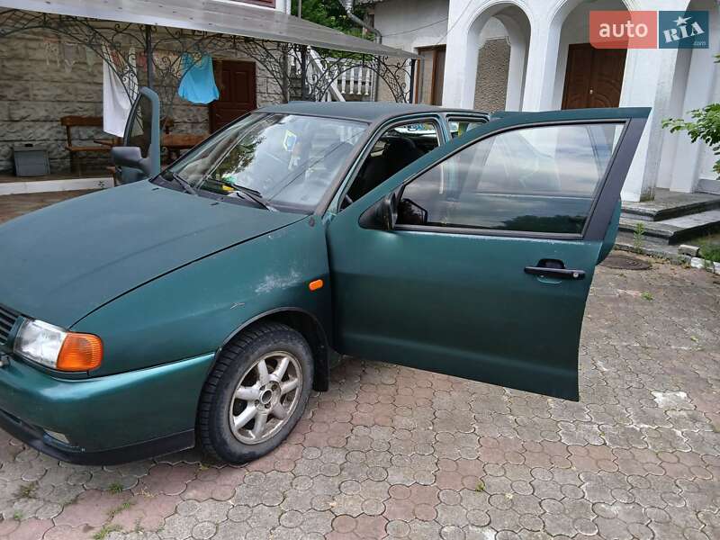 Седан Volkswagen Polo 1996 в Чернівцях