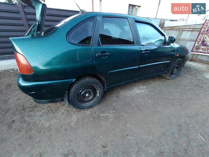 Седан Volkswagen Polo 1997 в Долині