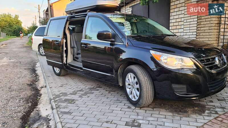 Мінівен Volkswagen Routan 2012 в 