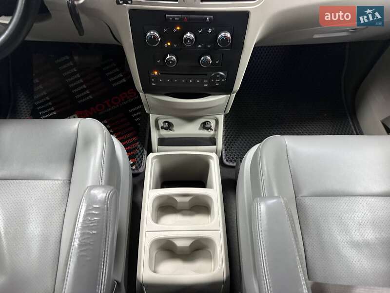 Мінівен Volkswagen Routan 2013 в Києві фото 32 Мінівен Volkswagen Routan 2013 в Києві