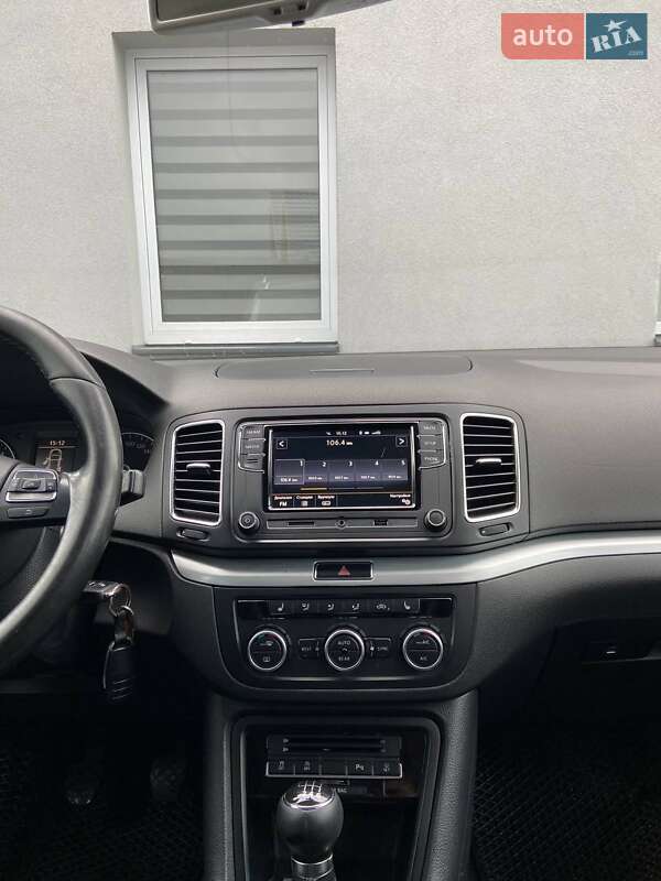 Минивэн Volkswagen Sharan 2011 в Дубно