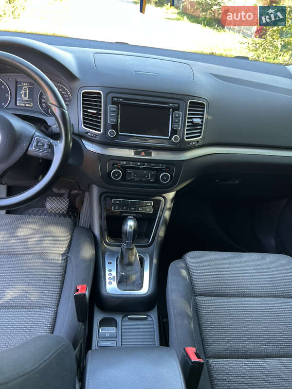 Минивэн Volkswagen Sharan 2011 в Каменском