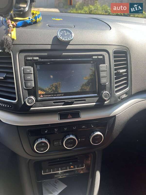 Минивэн Volkswagen Sharan 2015 в Киеве