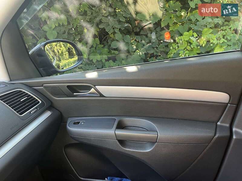 Минивэн Volkswagen Sharan 2015 в Киеве