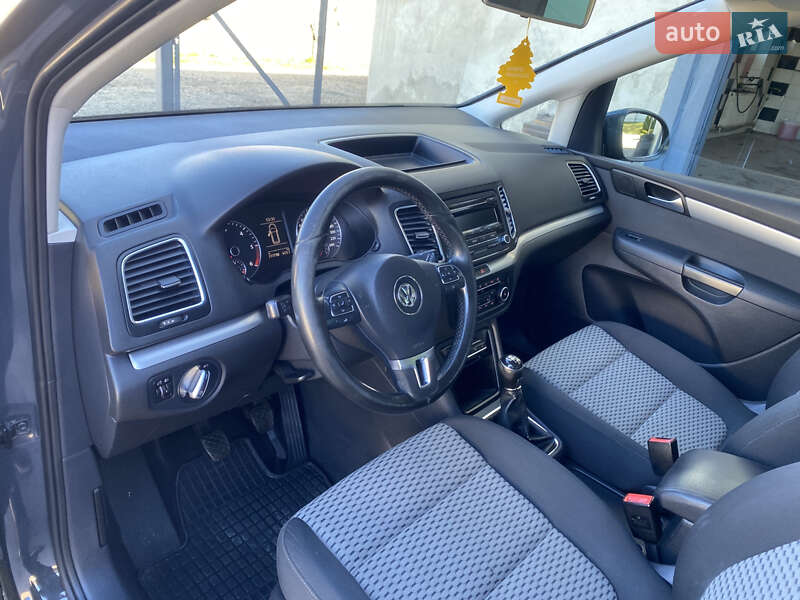 Минивэн Volkswagen Sharan 2012 в Долине