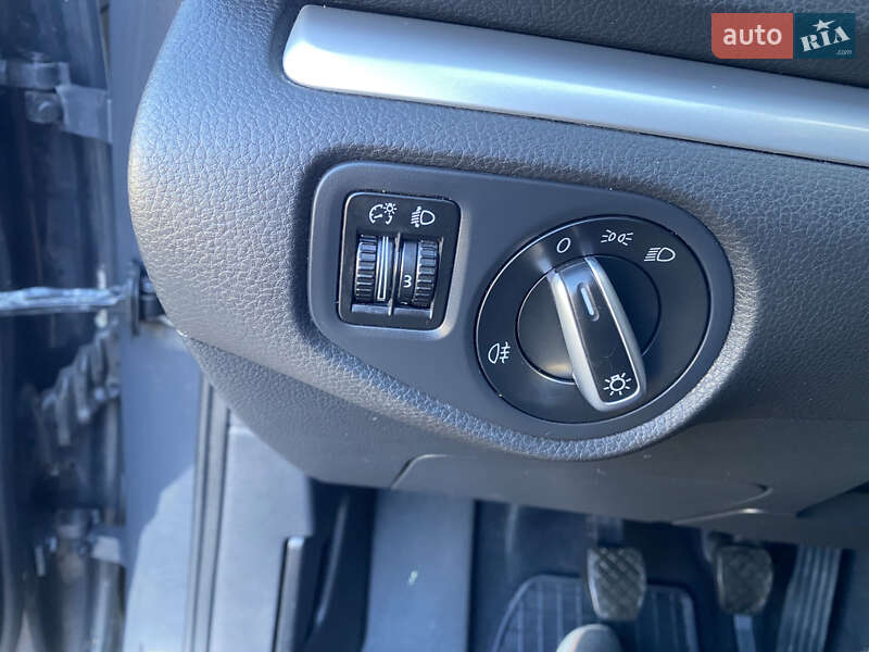 Минивэн Volkswagen Sharan 2012 в Долине