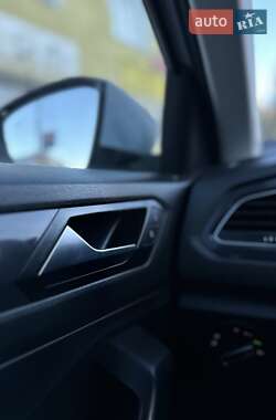 Внедорожник / Кроссовер Volkswagen T-Roc 2019 в 